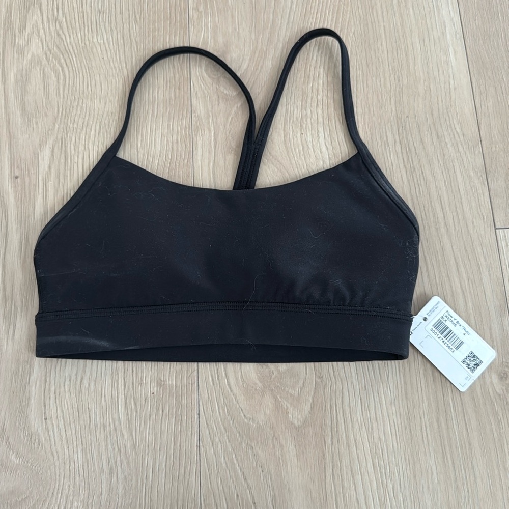 Lululemon new sports bra size 4
Flow y Bra Nulu black
